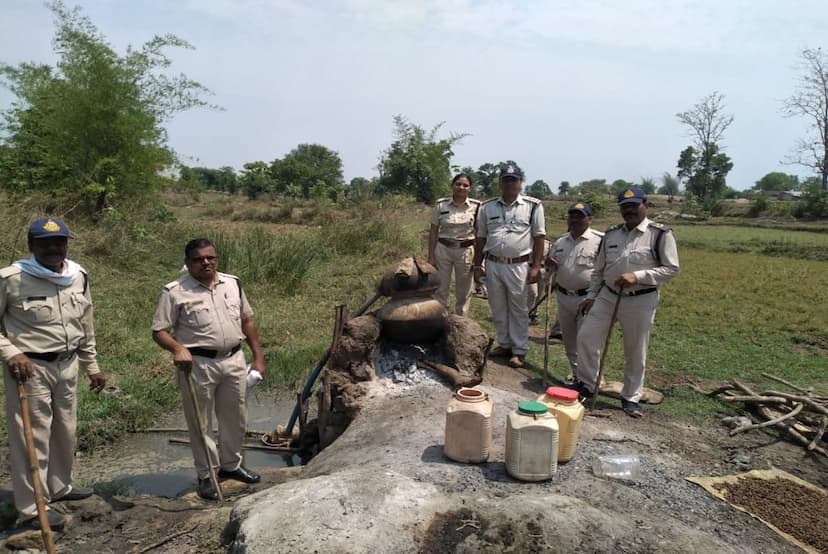 आबकारी टीम ने की कार्रवाई - फाइल फोटो