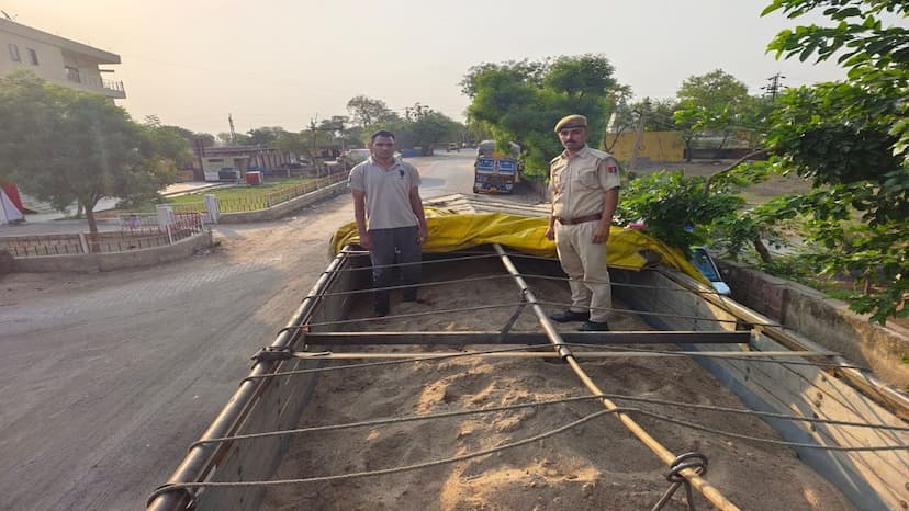 पकड़ में नहीं आए इसलिए फर्जी नम्बर प्लेट से बजरी का अवैध परिवहन Illegal transportation of gravel with fake number plate because we were not caught