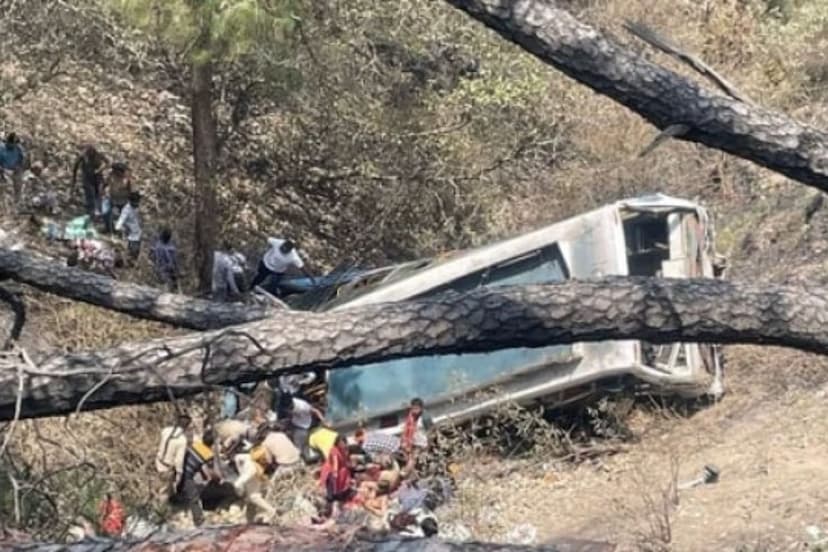 jammu kashmir accident A bus full of pilgrims fell into a ditch in Jammu and Kashmir 21 people death and 69 injured