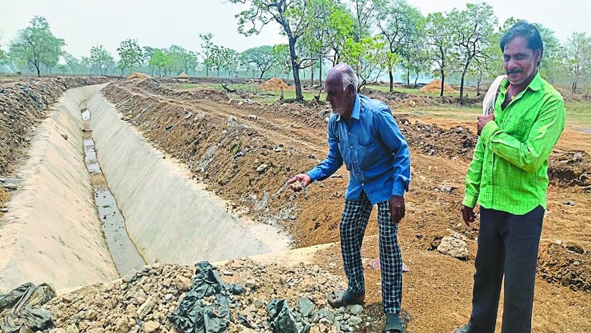 गुंडरदेही विकासखंड के ग्राम परसोदा में बन रहे माइनर में स्तरहीन व गुणवत्ताहीन कार्य से लोग नाराज हैं। पत्रिका की टीम ने भी वहां जाकर कार्य का निरीक्षण किया तो पाया कि पुराने टूटे माइनर की मरम्मत करा ली गई है, लेकिन माइनर का काम पूरा हुआ नहीं और अभी से टूटने लगा है।