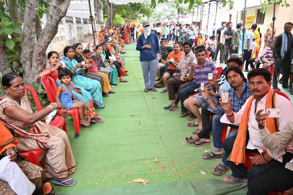 Raipur@patrika. Voters were sitting waiting to vote in Khamtrai School of the capital. Chairs were arranged for the voters to sit.