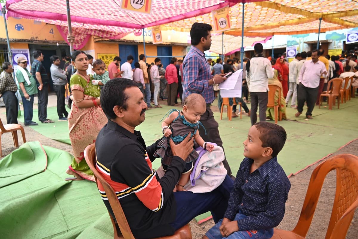 Raipur@patrika. Father caressing his children in the voting premises of Bhanpuri Government School.