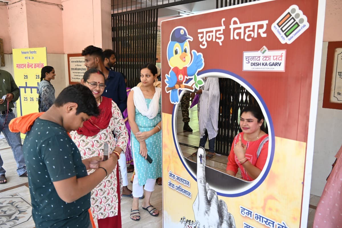 Raipur@patrika. A girl getting a photo shoot done at Chunai Tihar selfie point after voting.