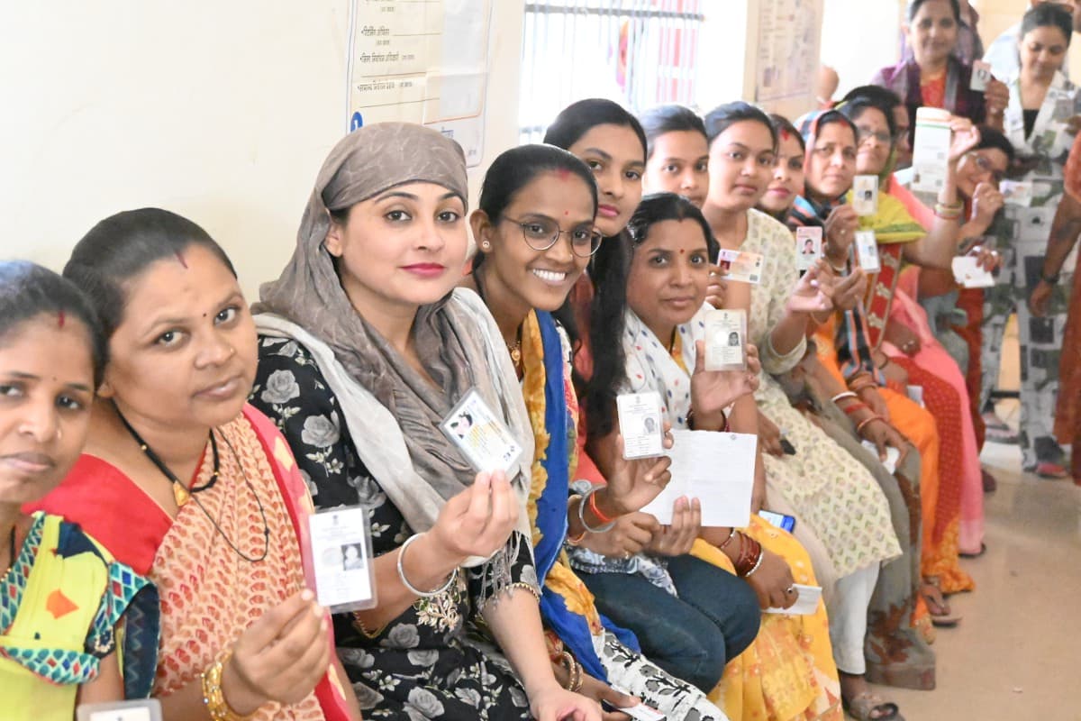 Raipur@patrika. Voters waiting for their turn at Mowa Government School.