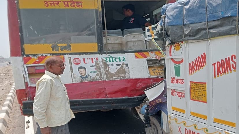 Tata Magic rammed into roadways bus from behind in Amroha