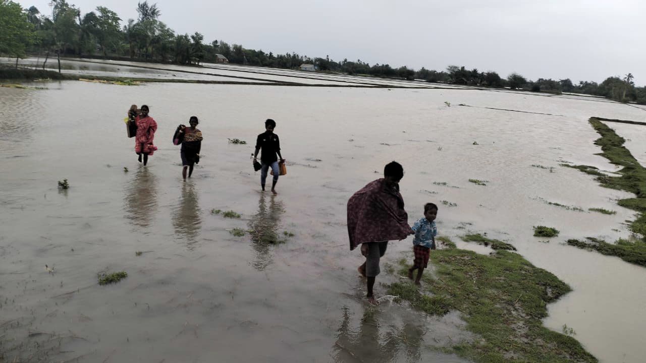 गंगासागर इलाके में सुरक्षित ठिकानों पर जाते लोग। 