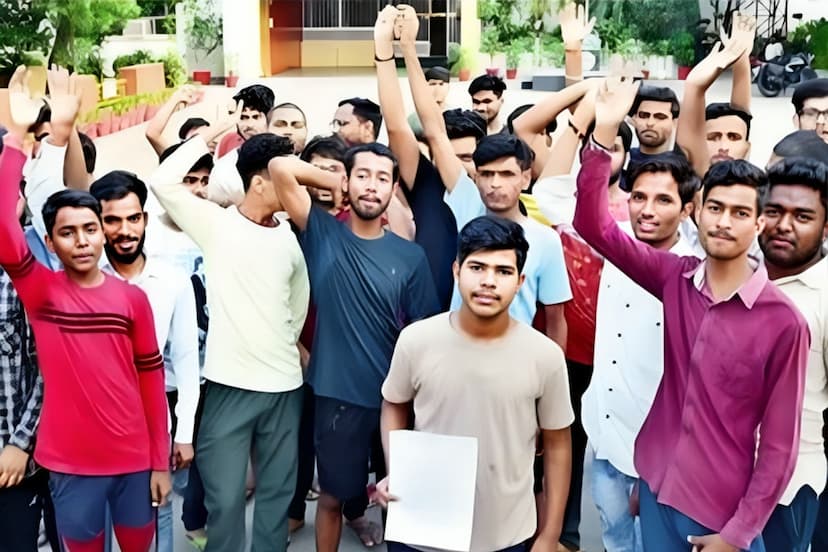 Students protest in Bundelkhand University, hostel warden accused of assault