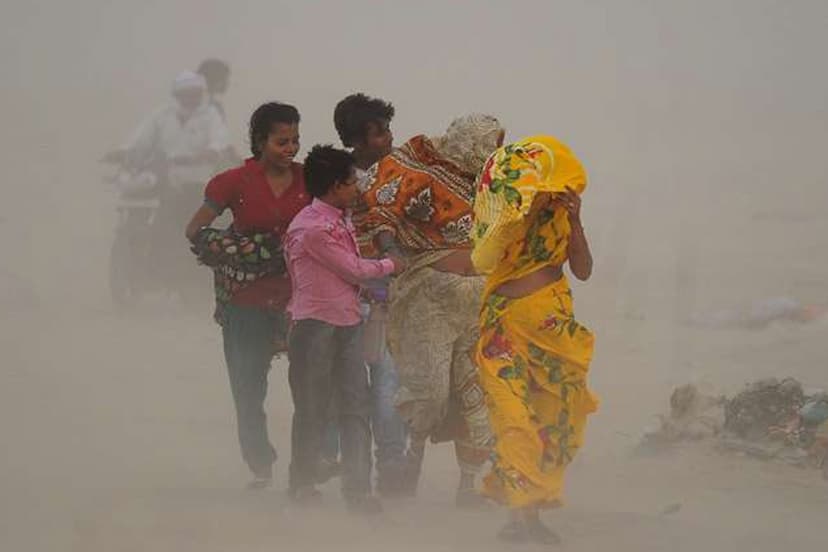 Rain starts with dust storm in Jhansi, fear of damage