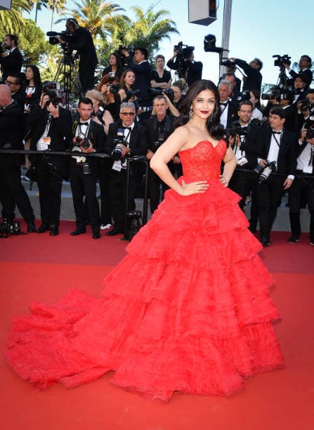 aishwarya rai bachchan red carpet Iconic Look 2017