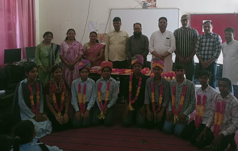 हनुमानगढ़ जंक्शन में नई खुंजा स्थित राजकीय डब्बरवाला उच्च माध्यमिक विद्यालय में शुक्रवार को आयोजित सम्मान समारोह में मौजूद अतिथि व विद्यार्थी।
