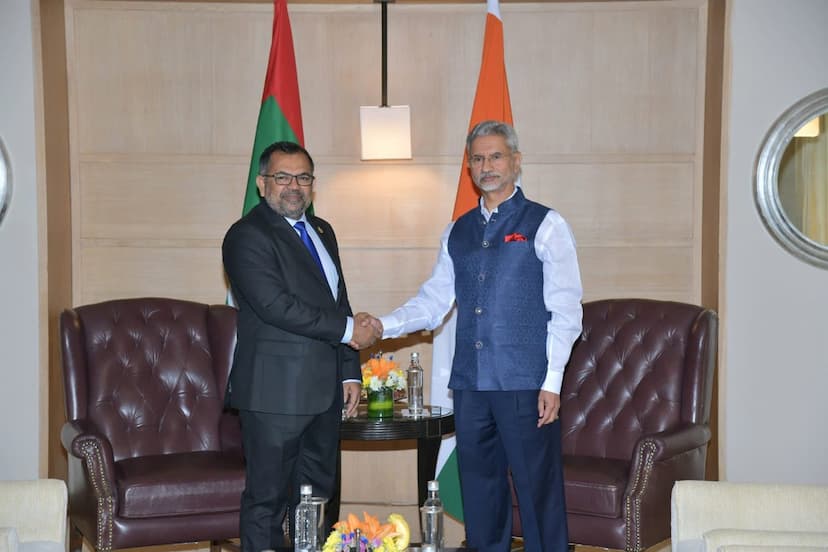 Moosa Zameer meets S. Jaishankar