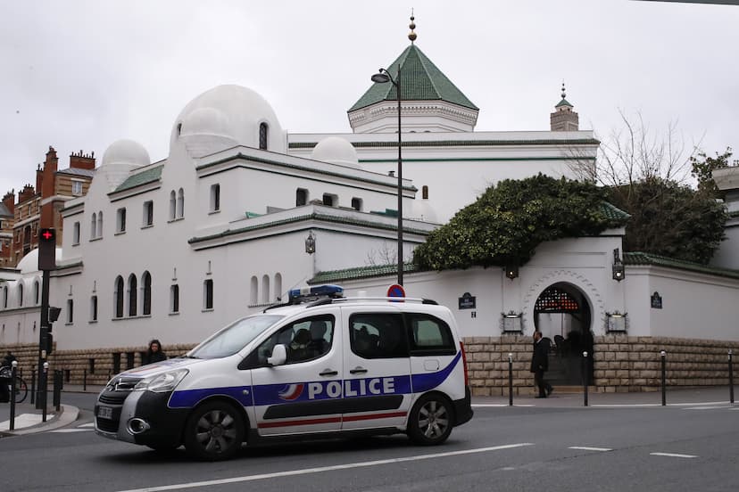 Police kill armed man trying to set fire to synagogue in France