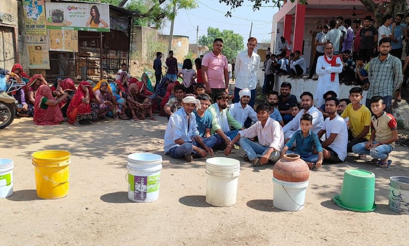 Villagers sitting on the road for 6 hours with empty utensils due to drinking water problem