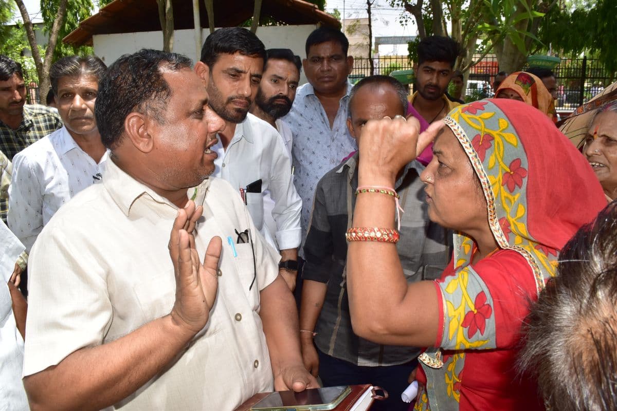 People suffering from thirsty throat surrounded the collectorate