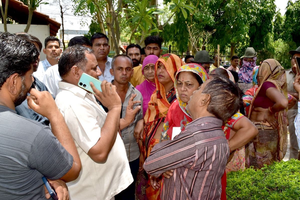People suffering from thirsty throat surrounded the collectorate