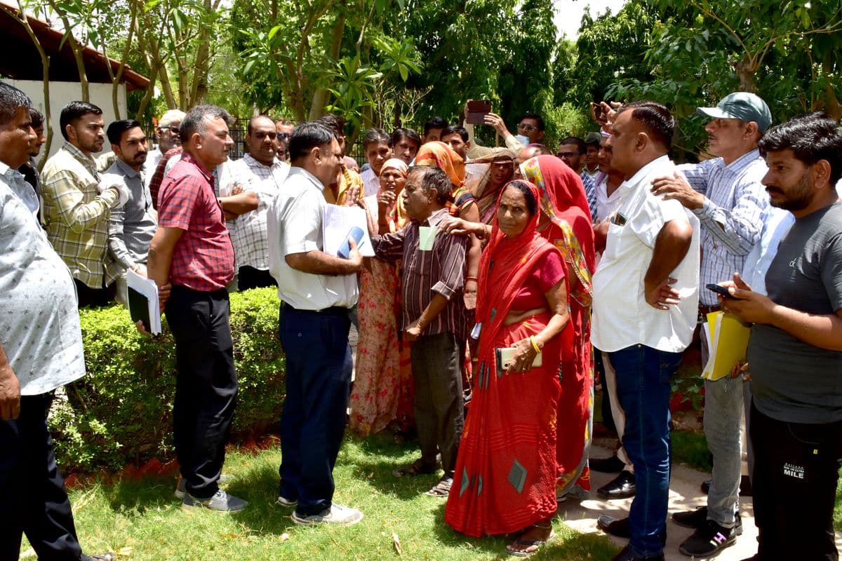 People suffering from thirsty throat surrounded the collectorate