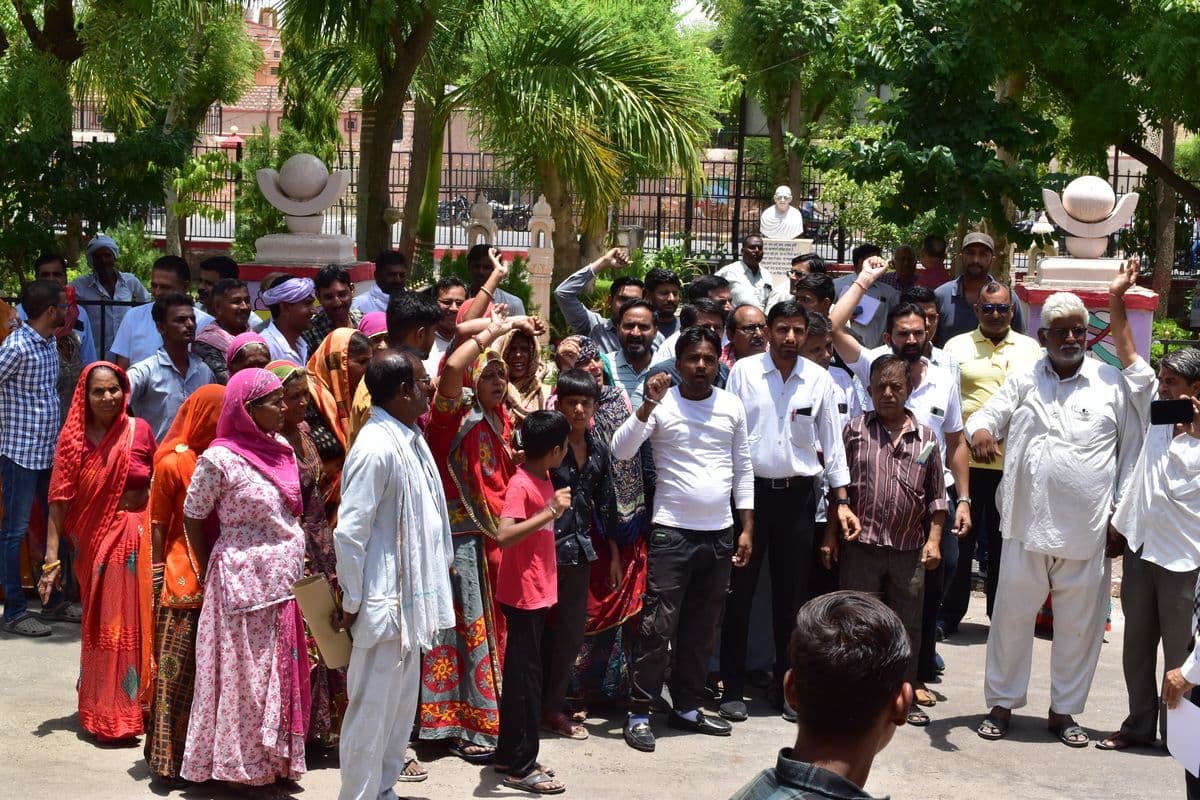 People suffering from thirsty throat surrounded the collectorate