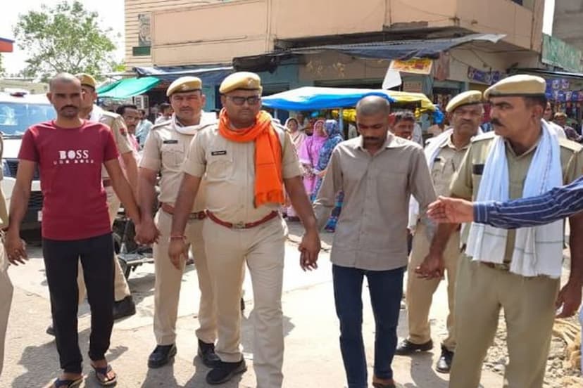 पुलिस ने फाइनेंस कम्पनी के रिकवरी एजेंट की हत्या के मामले में तीन दिन पहले गिरफ्तार किए गए दोनों आरोपियों का मंगलवार को सिर मूंडकर पैदल जुलूस निकाला। दोनों आरोपी वारदात के बाद चारमूर्ति चौराहा बस स्टैंड क्षेत्र स्थित एक होटल में ठहरे थे, लेकिन वहां पहचान के लिए आई-डी नहीं दी गई। इससे होटल तस्दीक करने के लिए निकटवर्ती खेड़ली भेड़ोलियान गांव निवासी मुख्य आरोपी राकेश मेघवाल व उसके साथी भूपेन्द्र मेघवाल दोनों को पैदल ही पशु चिकित्सालय के समीप से स्टेशन रोड, पेट्रोलपम्प होते हुए चारमूर्ति चौराहा क्षेत्र स्थित होटल ले गई।