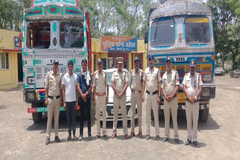 मवेशी परिवहन करते ट्रक पुलिस ने किए जब्त।