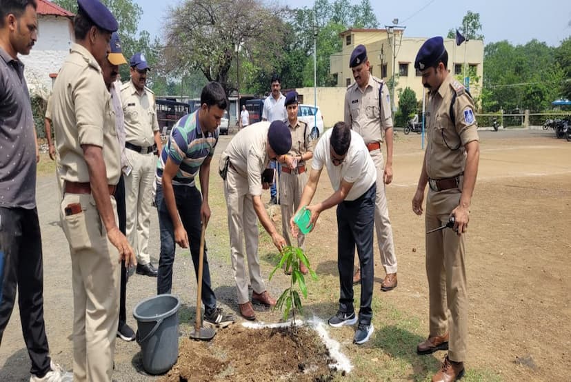 पौधारोपण करते पुलिस अधीक्षक।