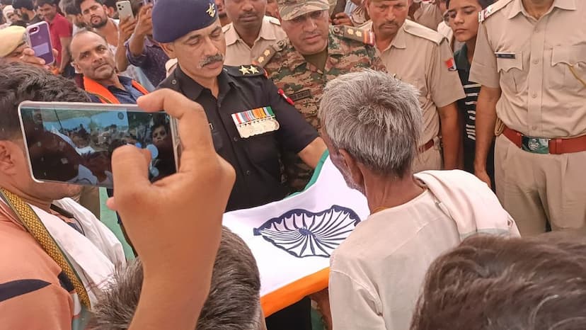 शहादत के आठ माह बाद सैनिक को सम्मान, नम आंखों से दी विदाई Soldier honored after eight months of martyrdom, bid farewell with tearful eyes