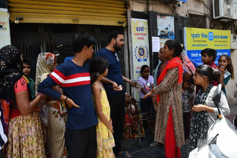 मशीनरी की मनमर्जी: पैसा नहीं देने पर करते रहो दिन भर इंतजार अटल सेवा केंद्र के बाहर महिलाओं से लेकर बच्चों की लंबी कतारें