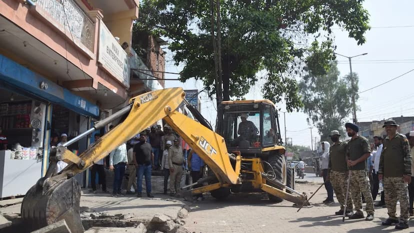 Bulldozer started after putting red mark in Moradabad