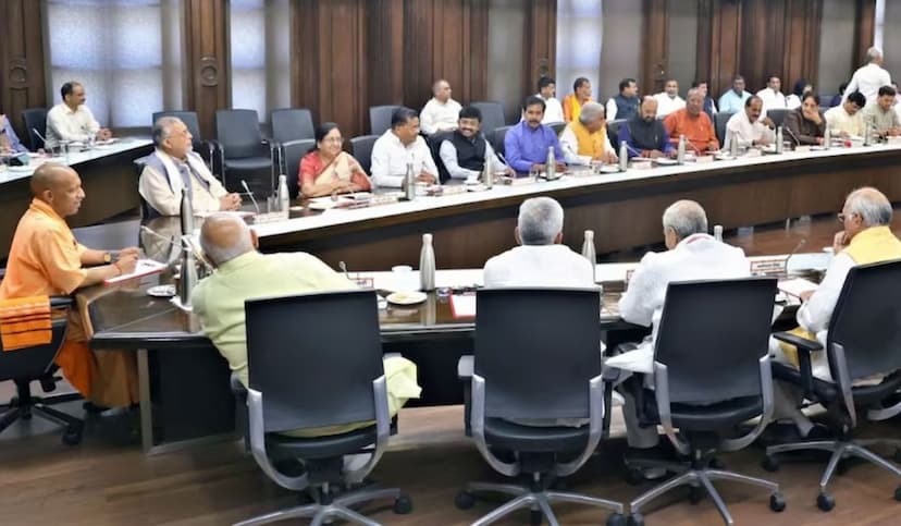 CM Yogi: जनता के बीच जाएं, हमें वीआईपी कल्चर स्वीकार नहीं...मंत्रियों की बैठक में सीएम योगी का पारा गरम