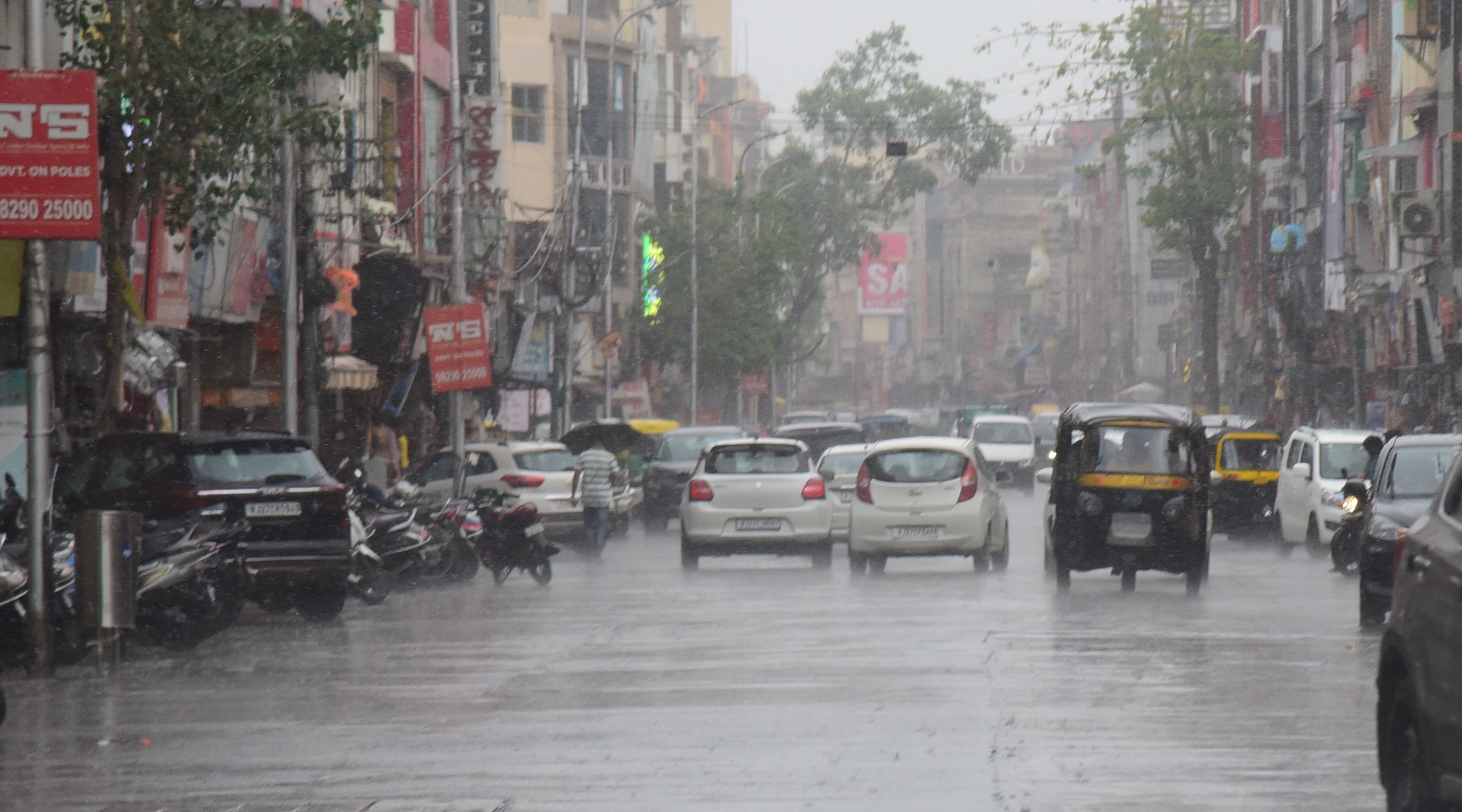 उदयपुर में सोमवार अपराह्न बाद हवा के साथ तेज बारिश हुई  