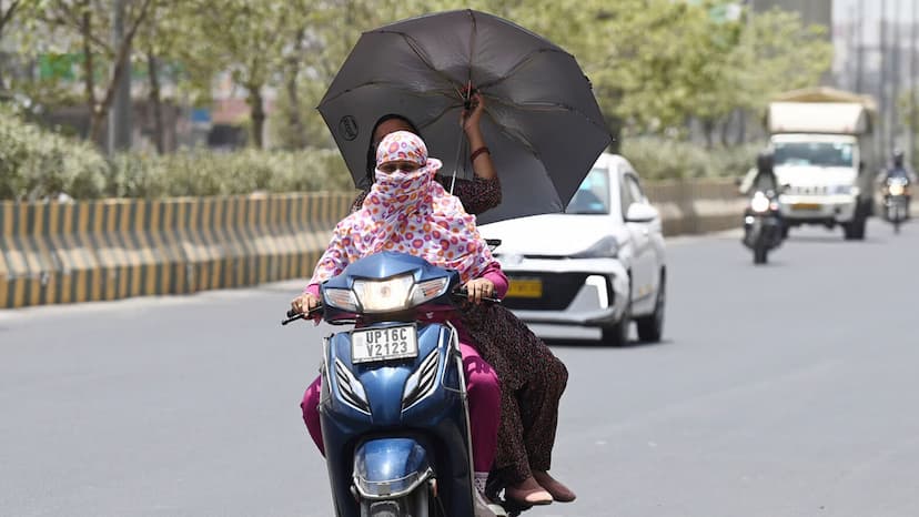 People suffering due to heat in Amroha