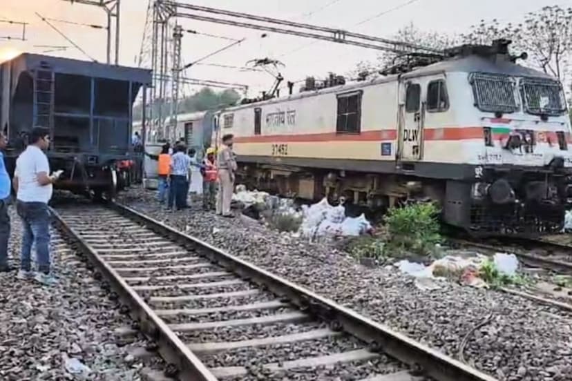 Prayagraj Train Derailed News