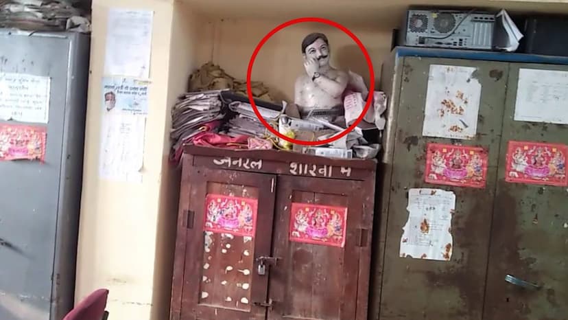 The statue of freedom fighter Chandrashekhar Azad is gathering dust in Baran, Rajasthan
