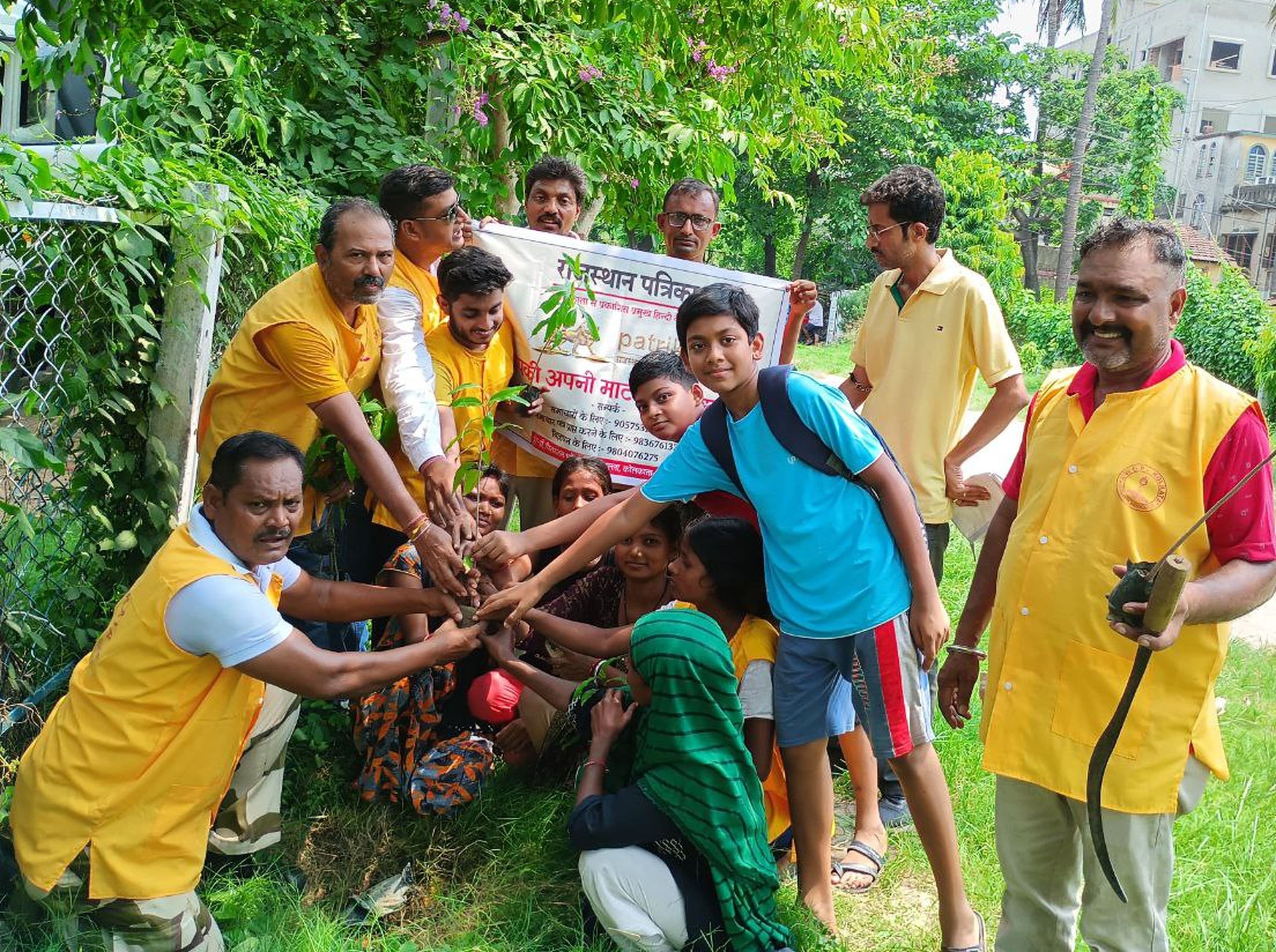 पश्चिम बंगाल के उत्तर 24 परगना जिले के टीटागढ़ में पौधरोपण करते शहरवासी। 