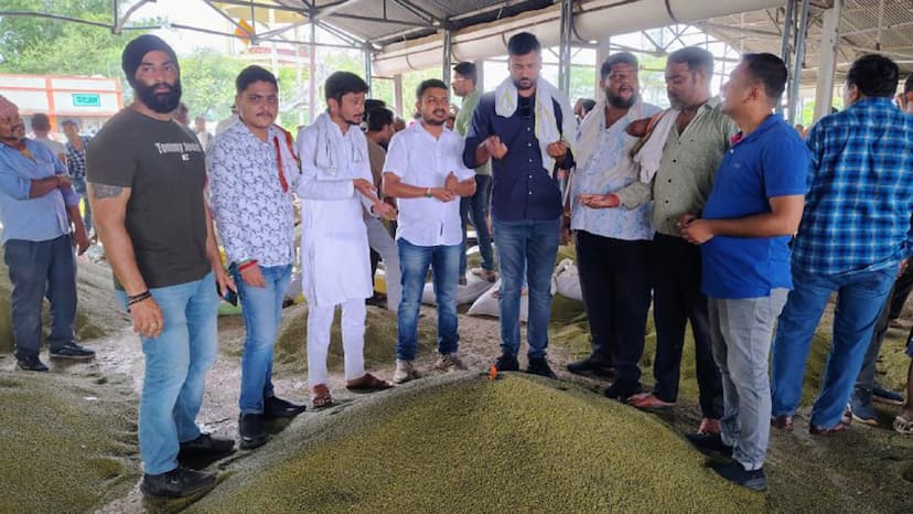 Chaos in agricultural market, Congressmen arrived and provided solution