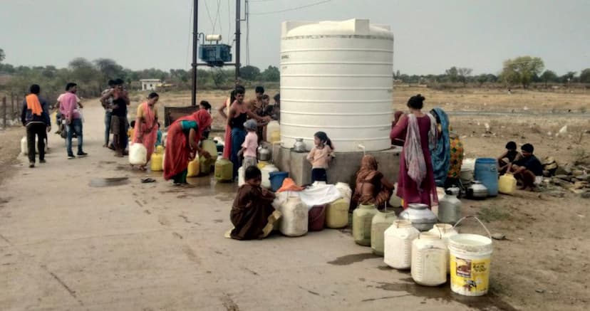 एक डिब्बा पानी के लिए घंटों इंतजार करना और भटकना पड़ रहा है।