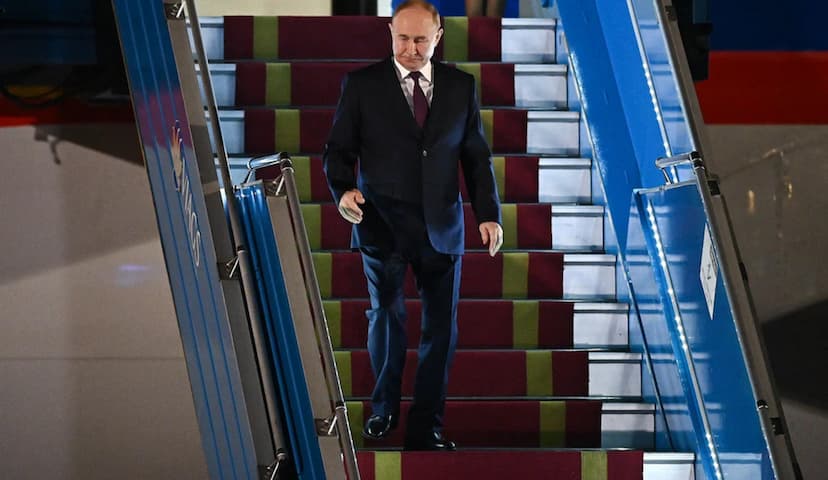 Vladimir Putin arrives in Vietnam