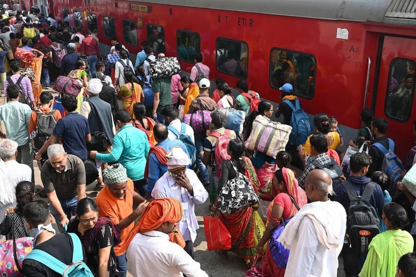 up people punish thief in train