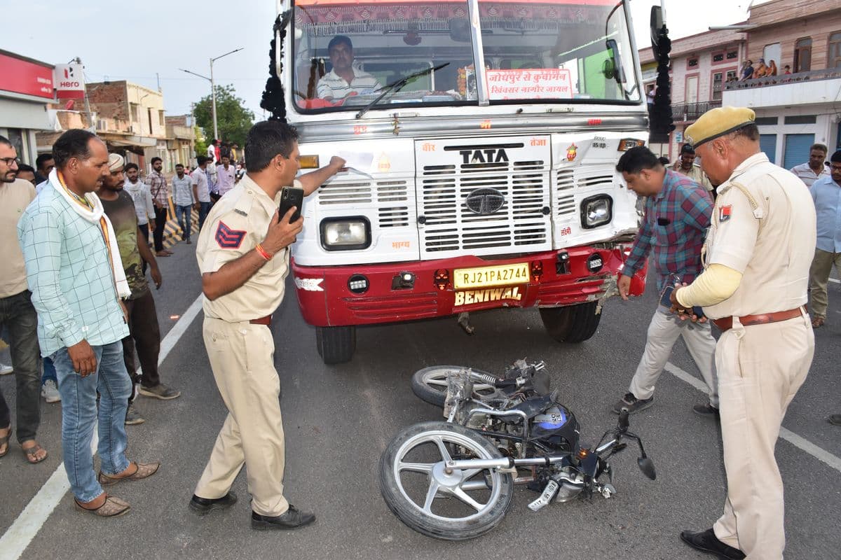 The bike was hit by an uncontrolled bus. Four members of a family died in an accident
