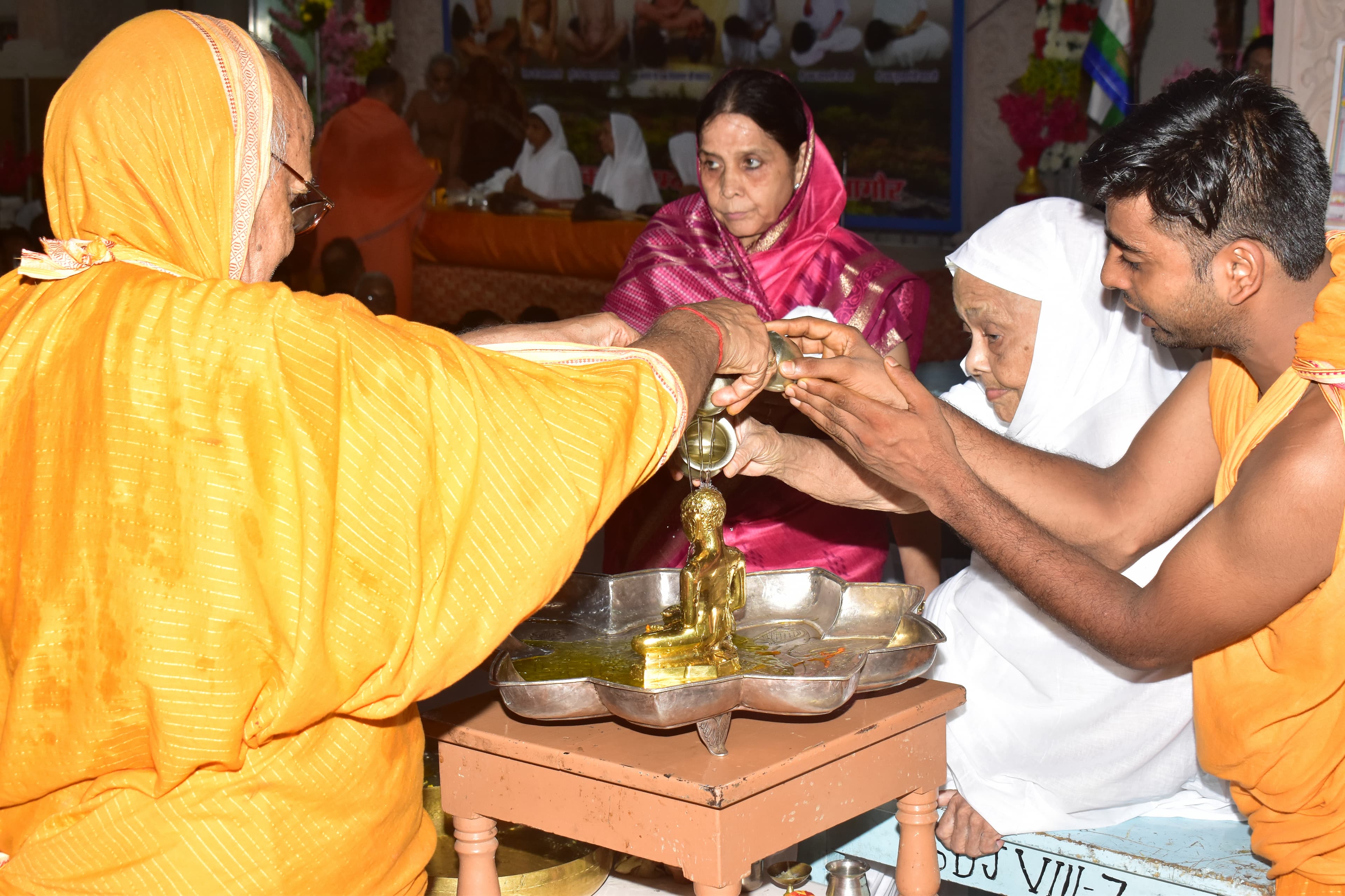 84 year old Mainadevi Bagra adopted the path of sobriety.  Lee Jaineshwari Diksha