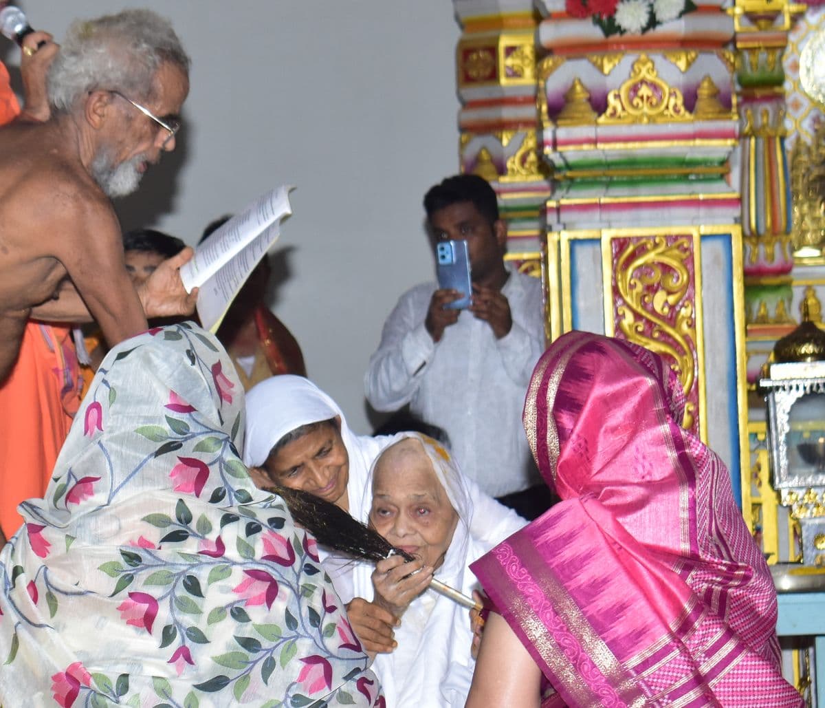 84 year old Mainadevi Bagra adopted the path of sobriety.  Lee Jaineshwari Diksha