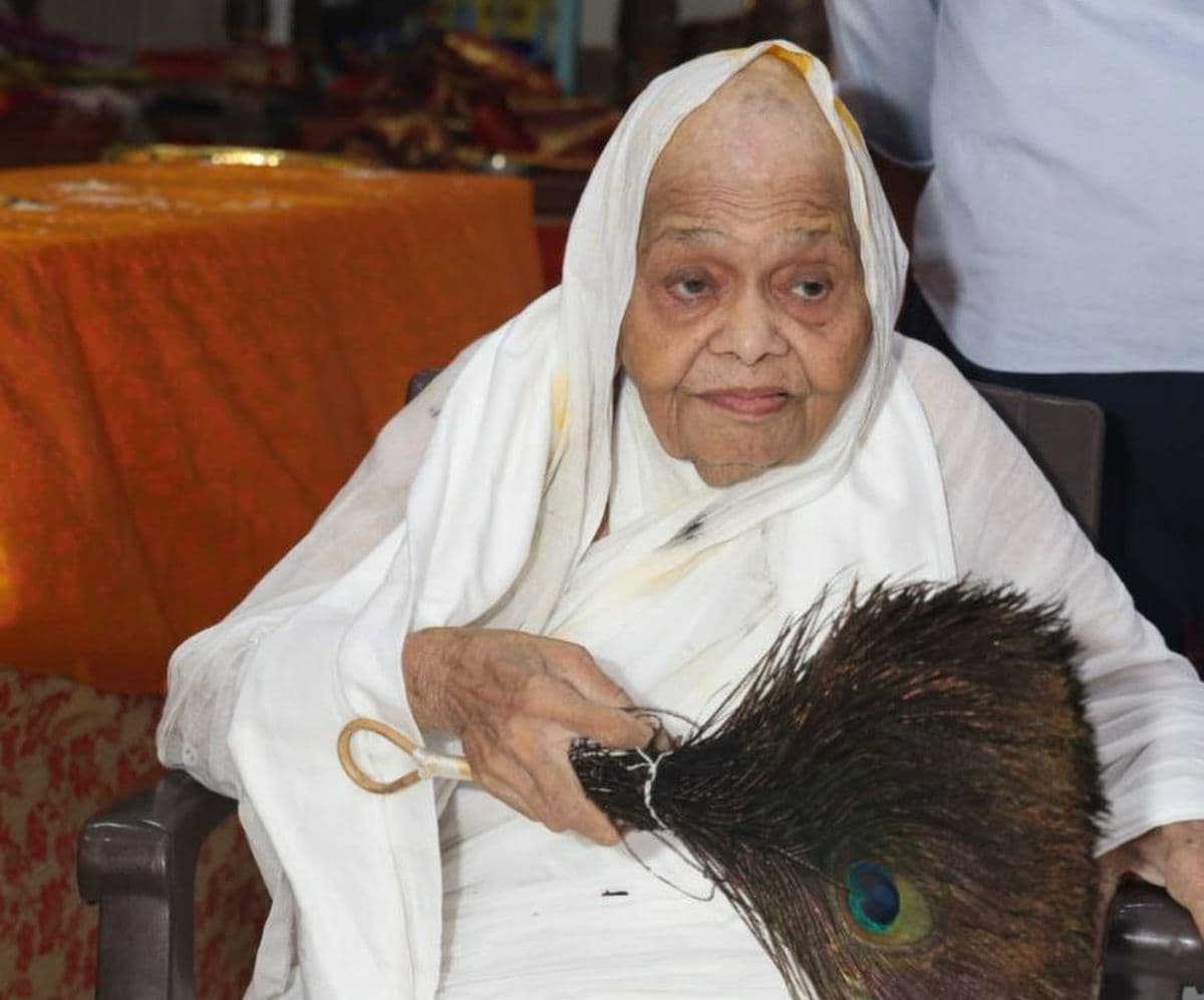 84 year old Mainadevi Bagra adopted the path of sobriety.  Lee Jaineshwari Diksha