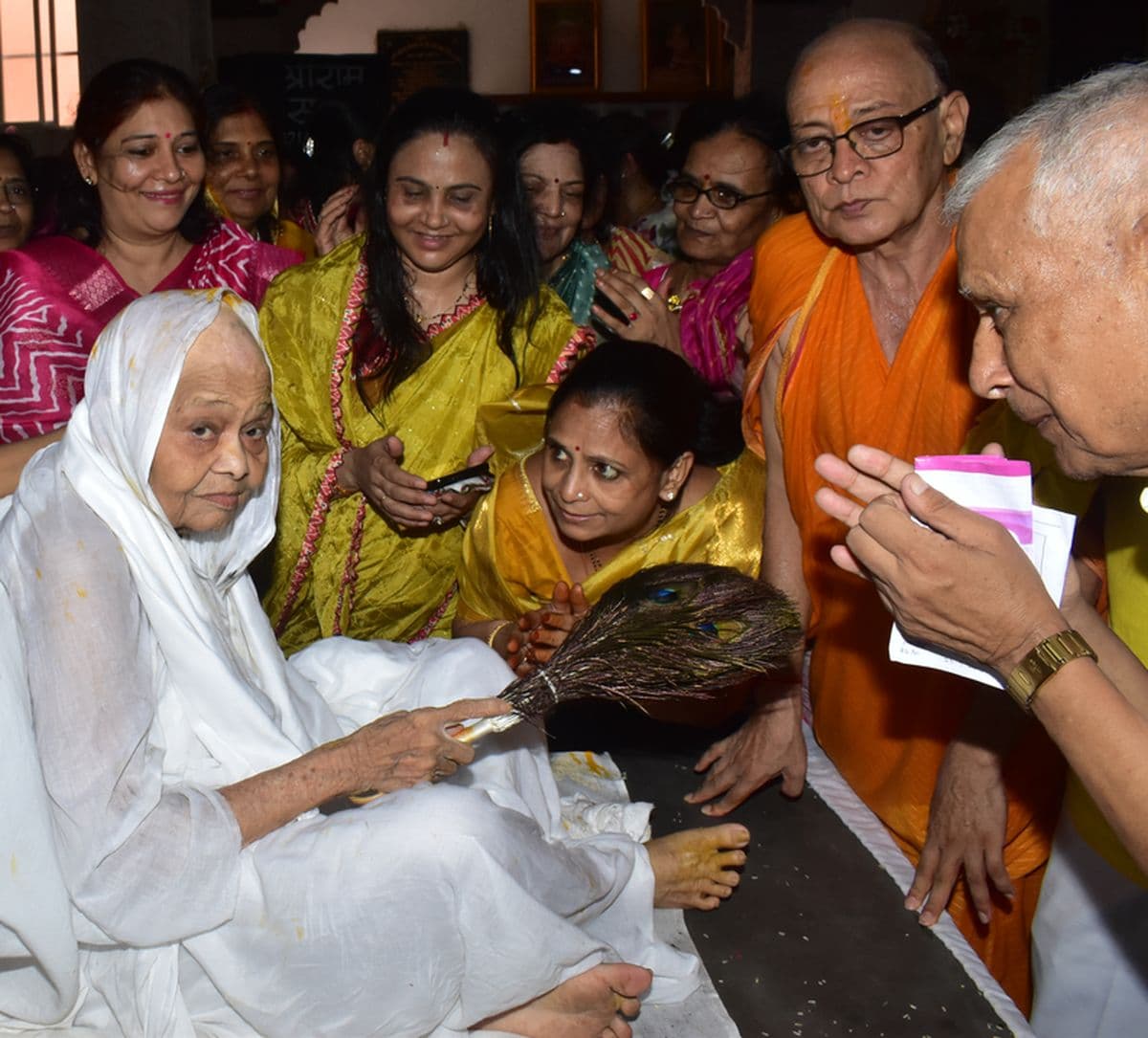 84 year old Mainadevi Bagra adopted the path of sobriety.  Lee Jaineshwari Diksha