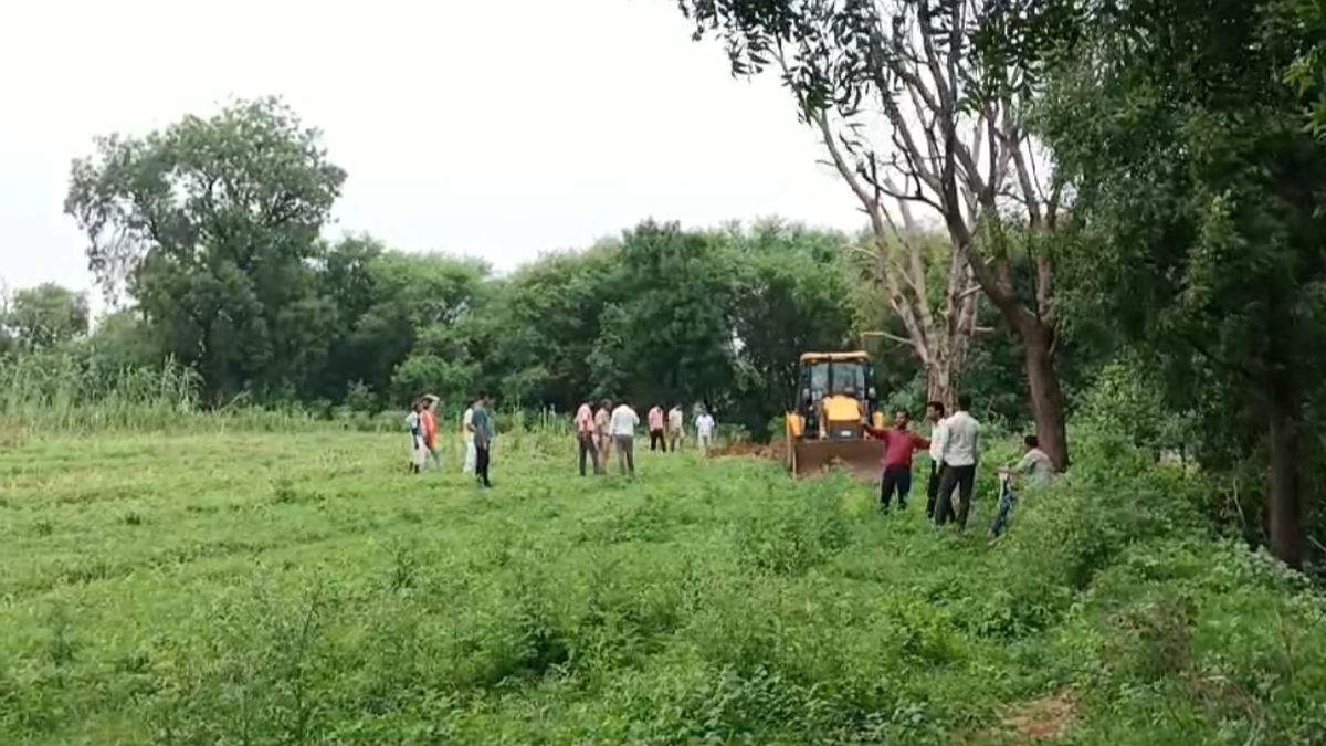 बेकीमती भूमि से पुलिस की मदद से हटवाया अतिक्रमण Encroachment removed from valuable land with the help of police