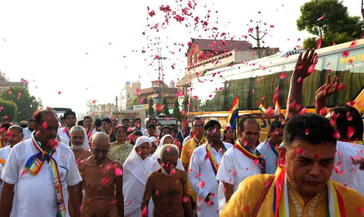 Sansangh Mangal Pravesh of Acharya Chaityasagar with musical instruments