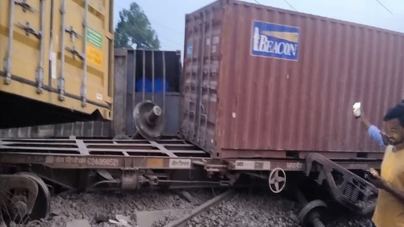 12 coaches of goods train derailed in Amroha UP