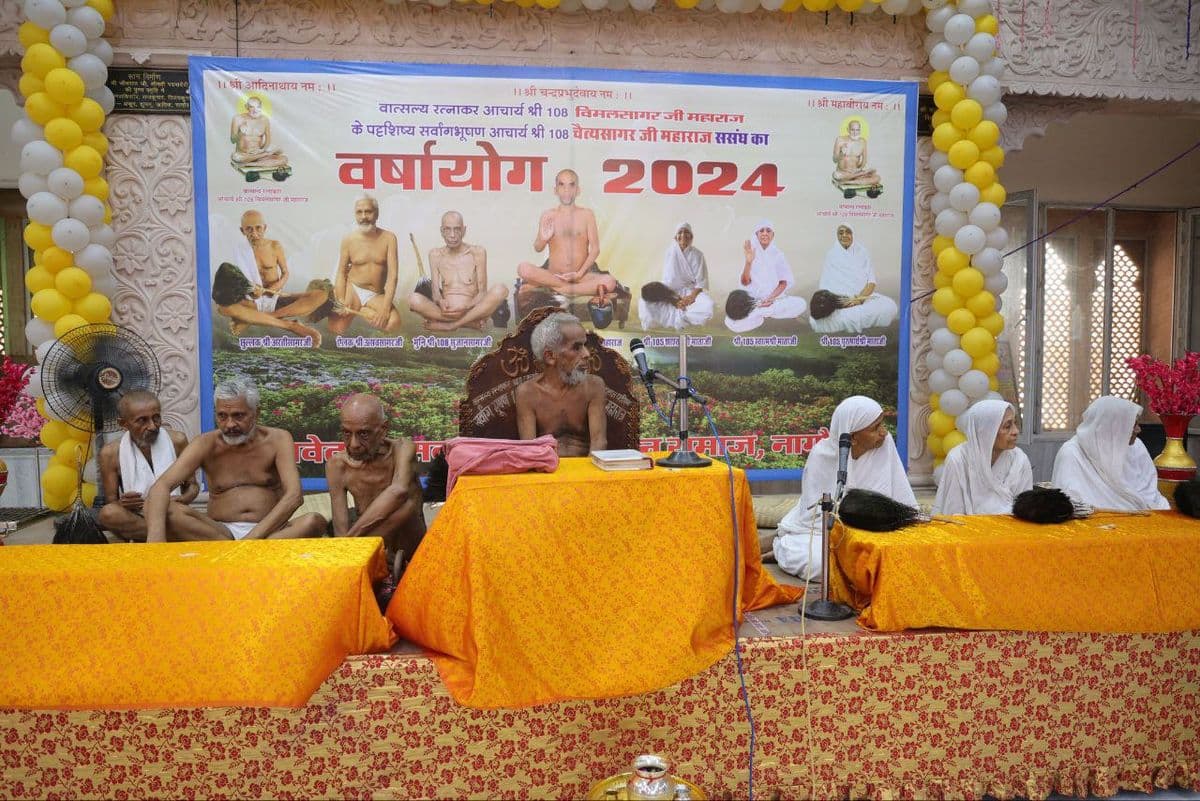 Sansangh Mangal Pravesh of Acharya Chaityasagar with musical instruments