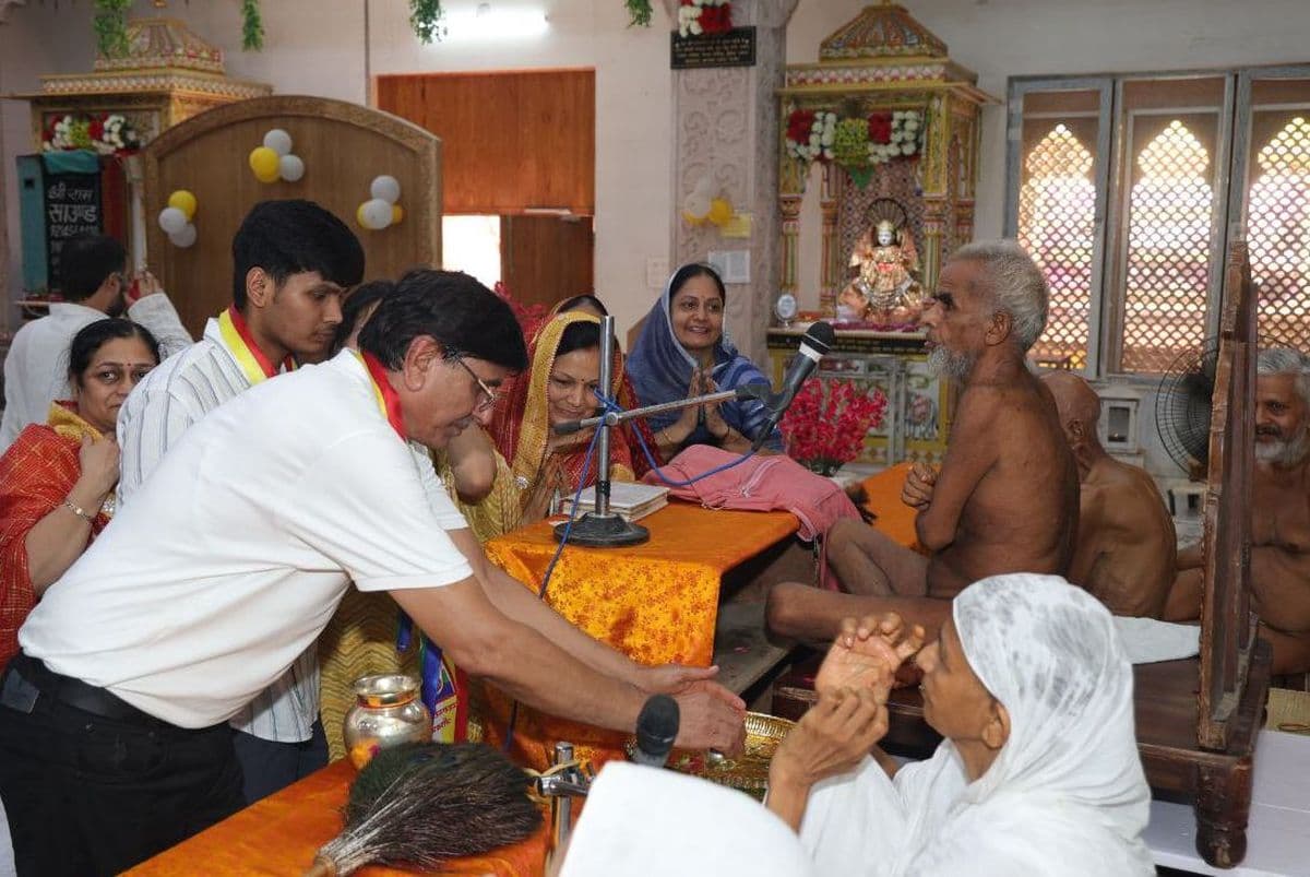 Sansangh Mangal Pravesh of Acharya Chaityasagar with musical instruments