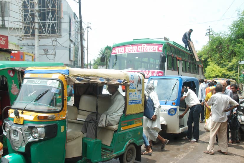 Gwalior bus operator मुरैना और भिण्ड से आने वाले यात्रियों को बस चालक गुमराह कर रहे हैं। चालक बस स्टैंड बस पर जाने की बोलकर यात्रियों को बैठा लेते हैं और फिर ग्वालियर से पहले...