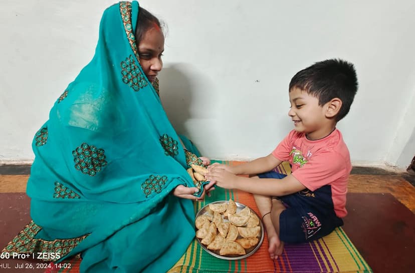 तिसाला बड़ी पूजा के लिए घरों में बनी गुजिया