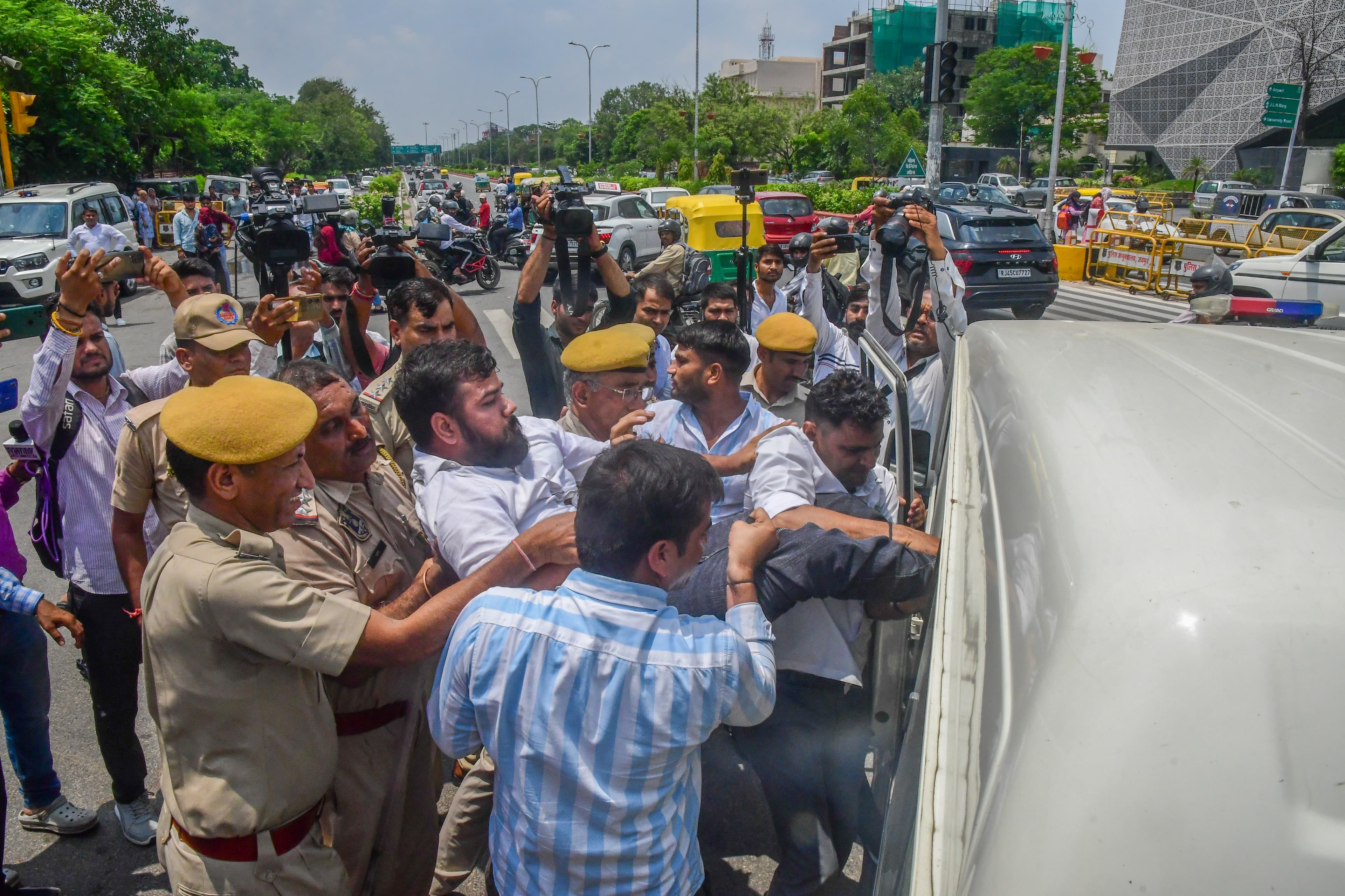 rajasthan university lathicharge 